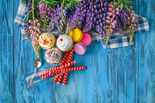 Sommermorgenfrühstück im Garten mit Blumen auf Tisch