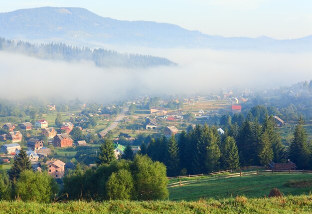 Sommernebeliges Bergdorf (Landschaftslandschaft)