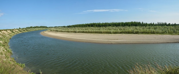 Sommerpanorama des Flusses in Yamal