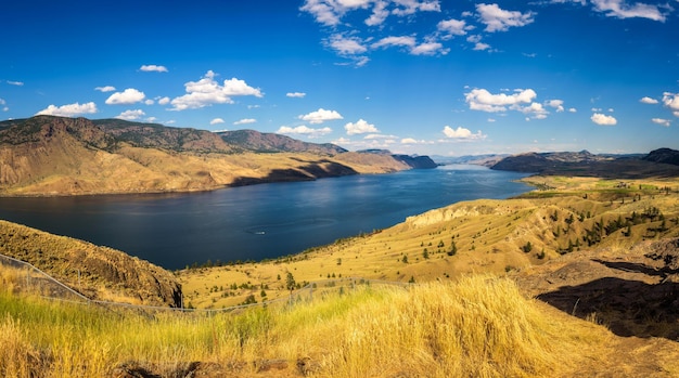 Sommerpanorama des Kamloops-Sees in Kanada