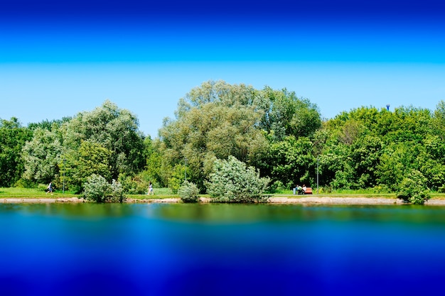 Sommerpark Teich Langzeitbelichtung Landschaftshintergrund