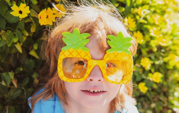 Sommerparty Kid draußen Party Sonnenbrille Fröhliche Stimmung