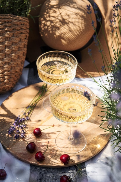 Sommerpicknick auf einem Lavendelfeld