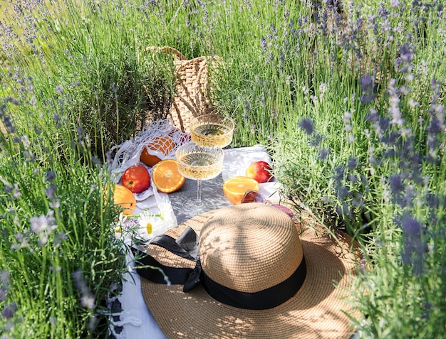 Sommerpicknick auf einem Lavendelfeld