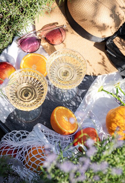 Sommerpicknick auf einem Lavendelfeld