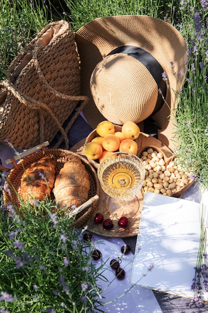 Sommerpicknick auf einem Lavendelfeld