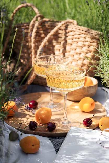 Sommerpicknick auf einem Lavendelfeld