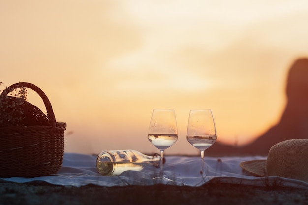 Sommerpicknick bei Sonnenuntergang