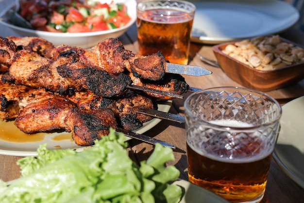 Sommerpicknick mit Grillgemüse und Bier