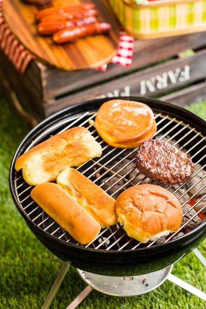 Sommerpicknick mit kleinem Holzkohlegrill im Park.