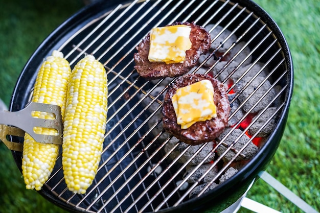 Sommerpicknick mit kleinem Holzkohlegrill im Park.