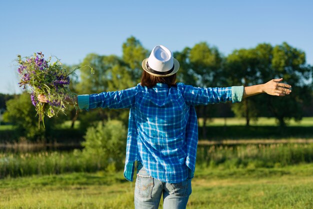 Sommerporträt der Frau mit Blumenstrauß von Wildflowers