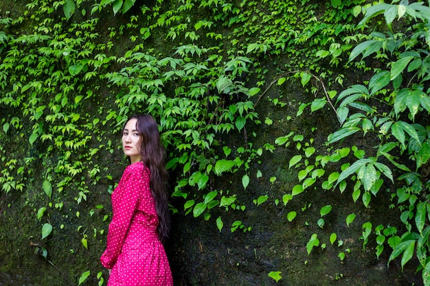 Foto sommerporträt von den jungen frauen, die natur genießen