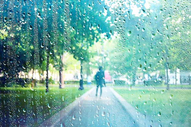 Sommerregen nasses Glas / abstrakter Hintergrund Landschaft an einem regnerischen Tag vor dem Fenster unscharfer Hintergrund