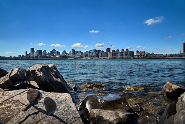 Sommerreisen Touristisches kleines Mädchen, das den Blick auf die Skyline des alten Hafens vom Montreal Park aus genießt und während des Kanada-Urlaubs einen glücklichen Lebensstil führt