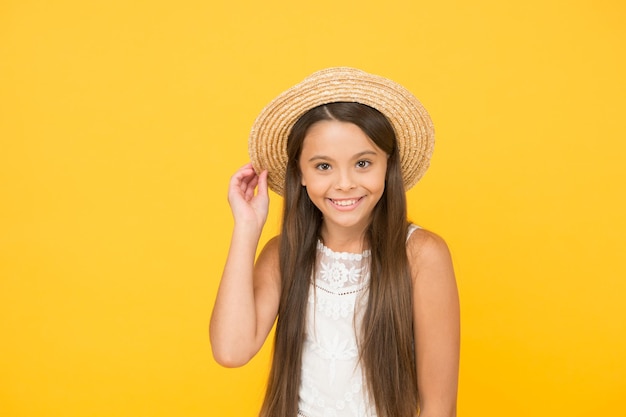 Sommerreisen Urlaubsstimmung Tropische Tour Verkauf und Rabatt Waren für Kinder Entzückendes kleines Mädchen mit elegantem Hut Haben Sie lustige Sommerferien Sommertour Freizeit- und Unterhaltungskonzept