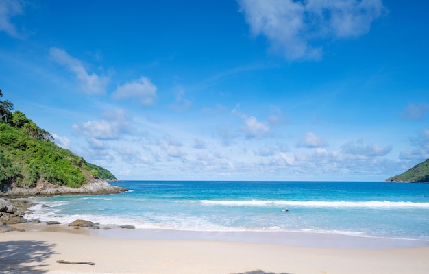 Sommersaison-Grußhintergrund Tropischer Sandstrand mit blauem Meer und blauem Himmel Hintergrundbild für Naturhintergrund oder Sommerhintergrund in Phuket Thailand