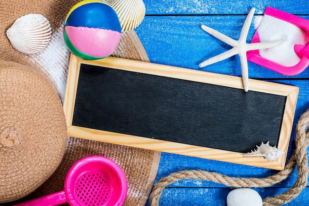 Sommersaison, Strand auf Holz, flach mit Kopierraum