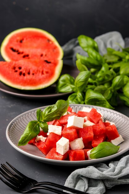 Sommersalat der Wassermelone, des Fetas und des grünen Basilikums, gesundes Lebensmittel, vertikale Orientierung