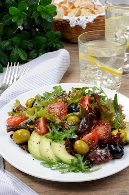 Sommersalat - mit Avocado, Oliven, Tomaten in Salatdressing, Senf-Knoblauchsauce