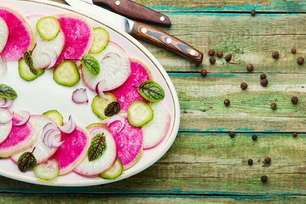 Sommersalat mit Daikon,Rettich und Sauerampfer.Frischer Frühlingssalat