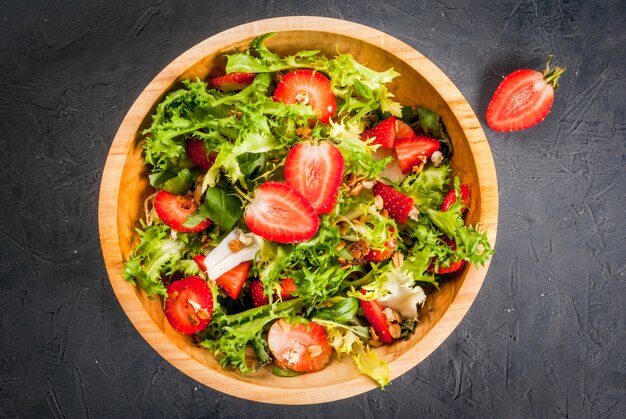 Sommersalat mit Erdbeeren und Gemüse