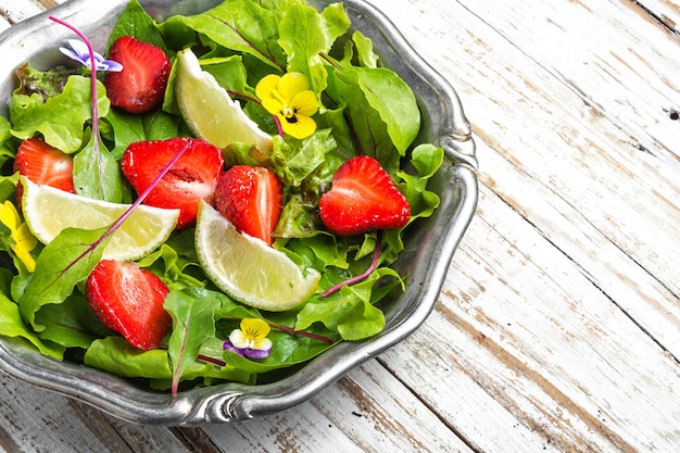 Sommersalat mit Erdbeeren