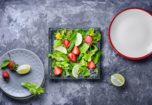 Sommersalat mit Erdbeeren