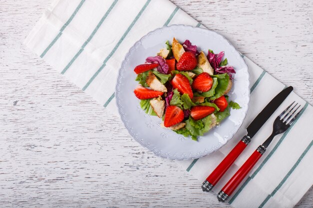 Sommersalat mit frischen Erdbeeren, Kräutern