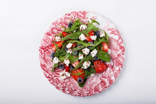 Sommersalat mit frischen Erdbeeren, Rucola, Salat