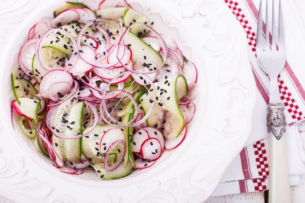 Sommersalat mit Gurke, Radieschen, roter Zwiebel