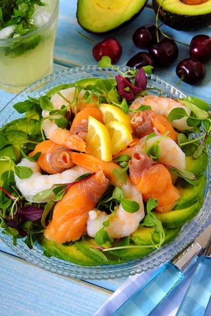 Foto sommersalat mit lachs und garnelen