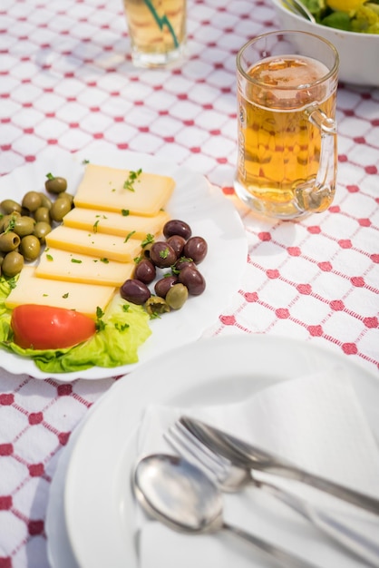 Sommersalat mit Oliven, Tomaten und Käse