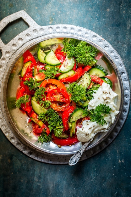 Sommersalat mit Tomaten, Gurken und Büffelkurt