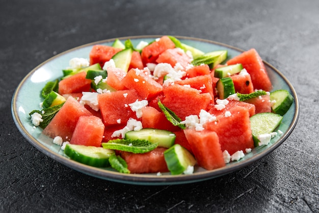 Sommersalat mit Wassermelone und Gurken