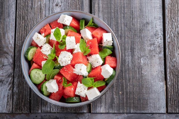 Sommersalat mit Wassermelonen-Minz-Gurke und Feta-Käse aus nächster Nähe