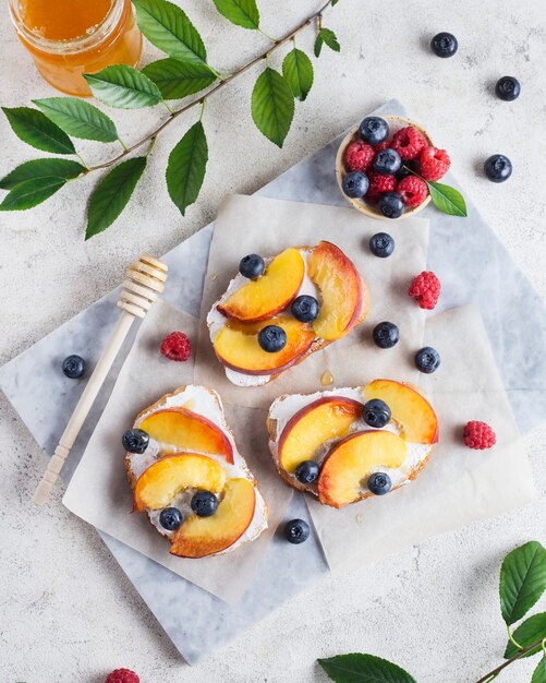 Sommersandwiches mit Ricottapeaches Heidelbeer-Himbeere