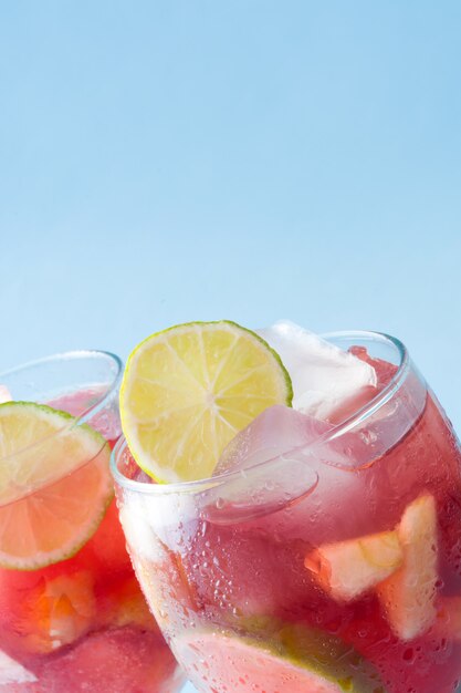 Sommersangria im Glas auf blauer Nahaufnahme