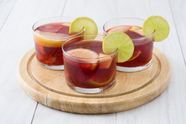 Sommersangria im Glas auf weißem Holztisch