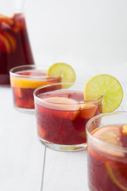 Sommersangria im Glas auf weißem Holztisch