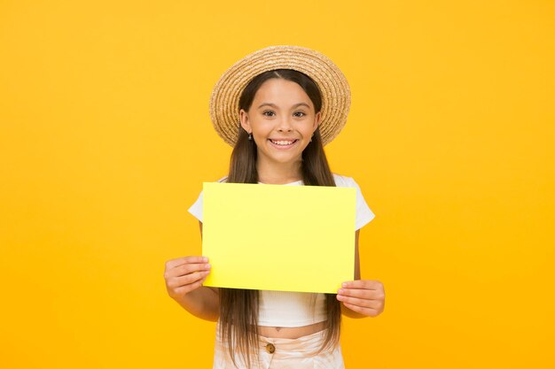 Sommerschlussverkauf, Ende der Saison, Werbung für Strandpartys, Papierkunst und Bastelstil. Hallo Sommer, glückliches Kind, das ein Blatt Papier präsentiert. Sommer-Teenager-Mädchen, Platz für Kopierraum. In den Schulferien