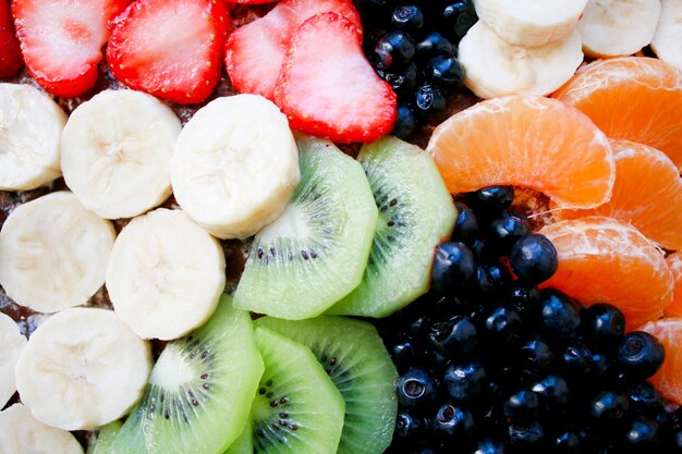 Sommerschwammkuchen mit Bananen, Erdbeeren, Johannisbeeren, Mandarinen, Heidelbeeren und Kiwi-Draufsicht