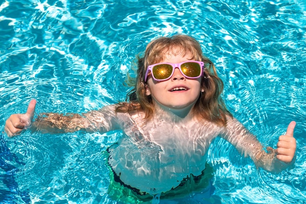 Sommerschwimmen und entspannen Schwimmen am Ring im Pool Pool Sommerurlaub Spaß süßes Kind im Schwimmbad