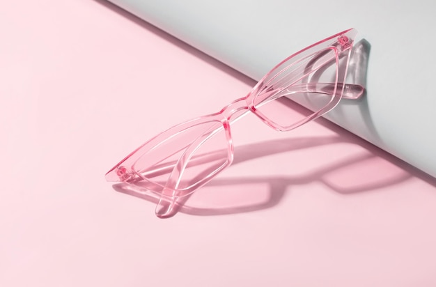 Sommersonnenbrille auf einem rosa Hintergrund