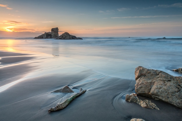 Sommersonnenuntergang auf asturischer Küste