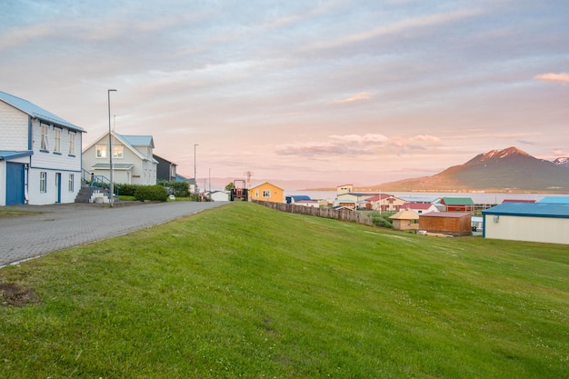 Sommersonnenuntergang im Dorf auf der Insel Hrisey in Island