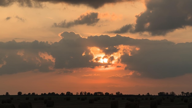 Sommersonnenuntergang über einem ländlichen Gebiet