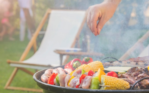 Sommerspaß. Grillen für das sommerliche Familienessen im Hinterhof des Hauses.