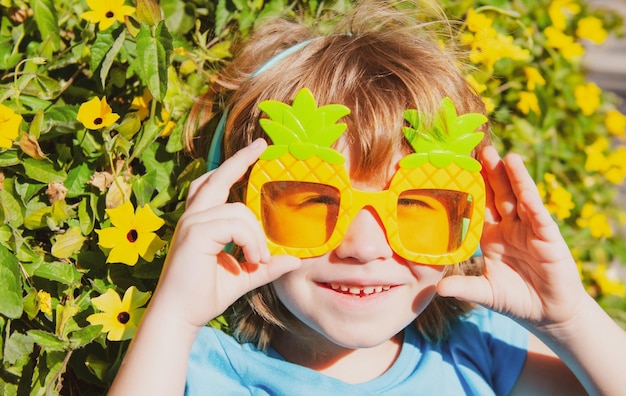 Sommerstimmung Fröhliches Kind mit verrückter Sonnenbrille Fröhlicher Junge mit Partybrille