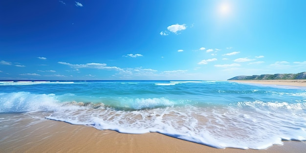 Sommerstrand am sonnigen Tag mit blauem Himmel und blauem Meer